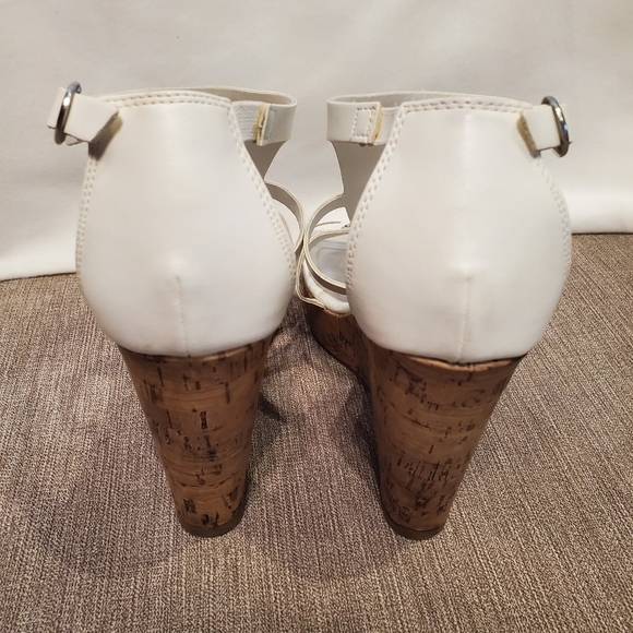 Montego bay club white leather shoes in good condition . - Picture 4 of 6